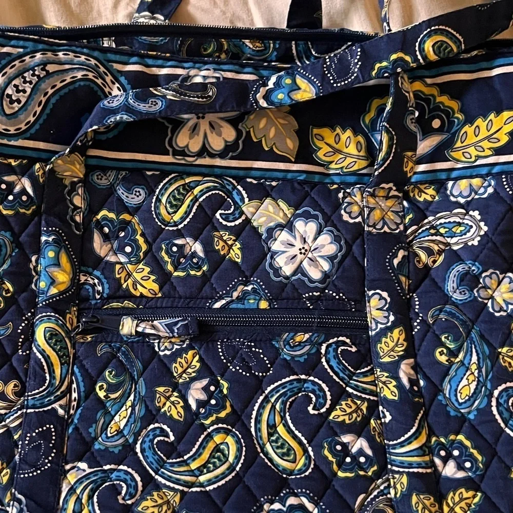 Bueno quilted large purse/tote paisley print. Blue.